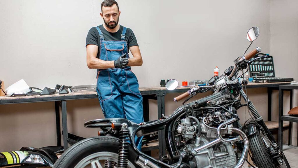 Qué competencias debe tener un mecánico de motos y dónde puede laborar