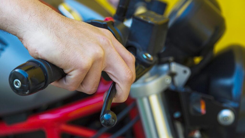 sobre el sistema de freno combinado en motos